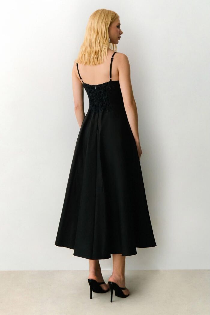 Imagem de Vestido Mídi Em Renda Alça Fina E Saia Estruturado Preto