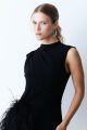 Imagem adicional 4 do item Vestido Mídi Franzido Ombro E Lateral Com Plumas Preto Zen