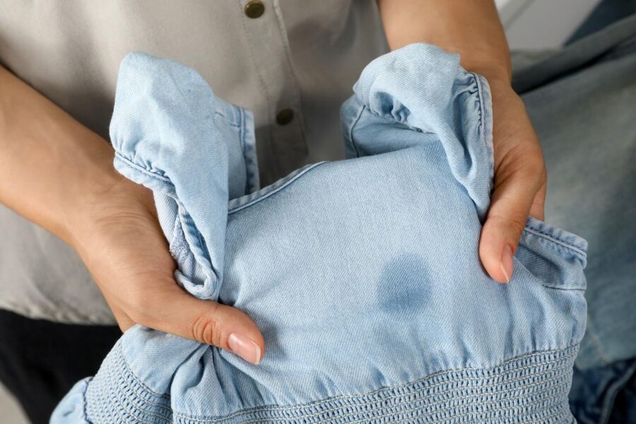Mancha de amaciante em uma roupa | Reprodução: Internet
