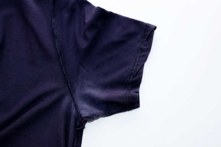 Mancha de desodorante em roupa escura. Reprodução: Internet