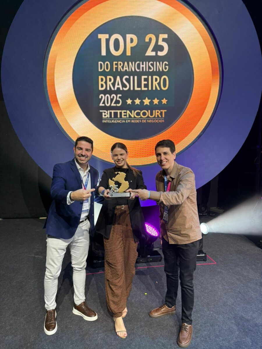 Felipe Buranello, CEO e Co-fundador da Maria Brasileira, Daniela Santos, Diretora de Operações, e Alexandre, Multifranqueado da Maria Brasileira, recebendo o prêmio Top 25, no dia 08 de outrubro de 2025.
