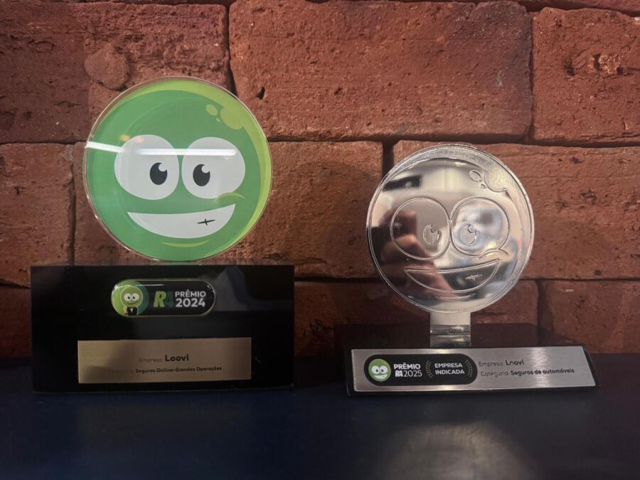 Imagem com os troféus recebidos pela Loovi referente ao prêmio de melhor seguradora dos anos 2024 e 2025.