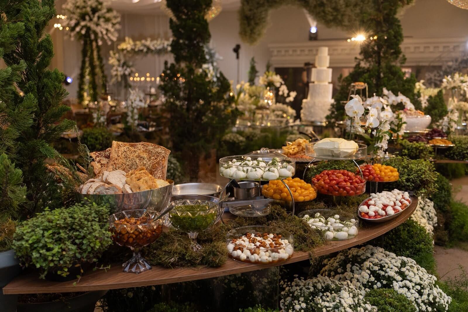 Chef Beatriz Karam preparando o buffet