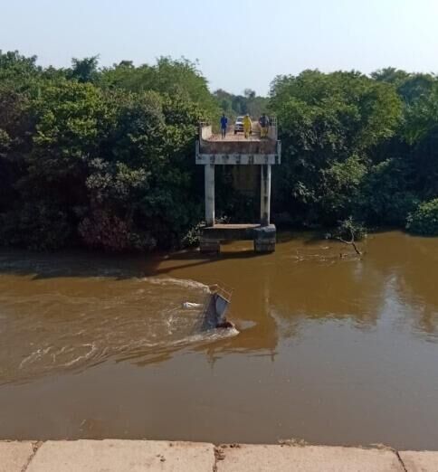 Imagem ilustrativa da matéria Ponte sobre o rio Taquari cede e caminhão cai no rio em região do Pantanal de MS; motorista segue desaparecido