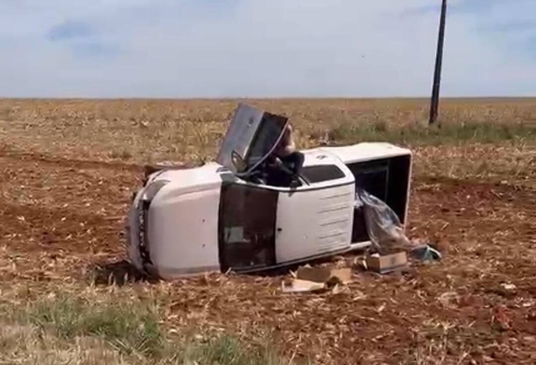 Ilustração da notícia Estouro de pneu de carretinha provoca tombamento de caminhonete na BR-060 em Chapadão do Sul da MS Todo dia