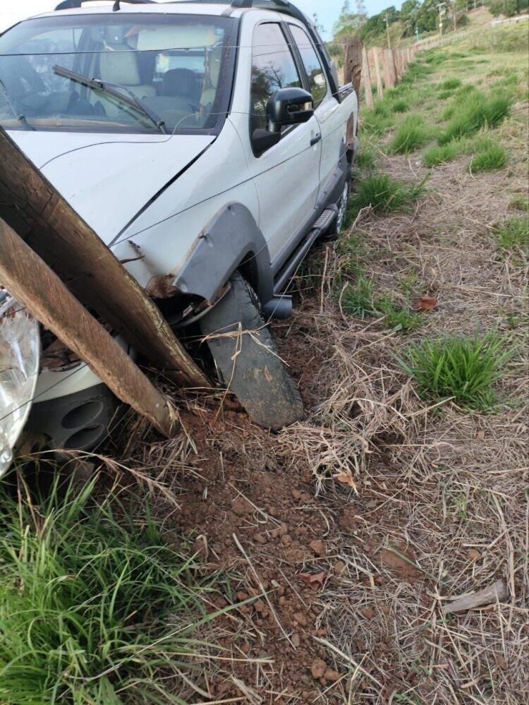 Ilustração da notícia Motorista bate em cerca e abandona carro em chácara, em Camapuã da MS Todo dia