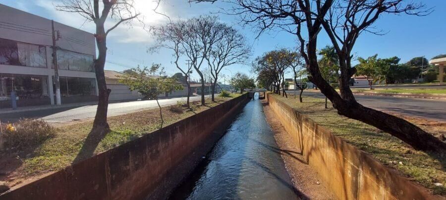 Imagem da notícia Mulher cai de bicicleta em córrego e quebra o dente em Paranaíba