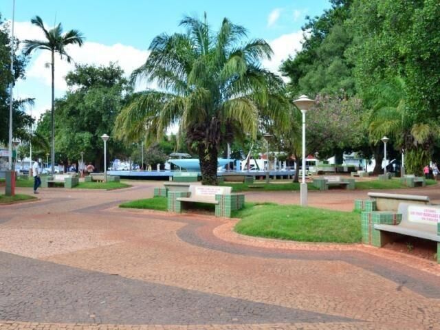 Imagem da notícia Homem é atacado com pedra pelas costas em praça de Paranaíba