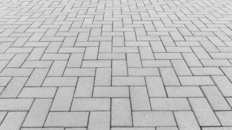 Imagem da notícia Piso Intertravado: Vantagens, Tipos e Como Escolher para Calçadas e Estacionamentos