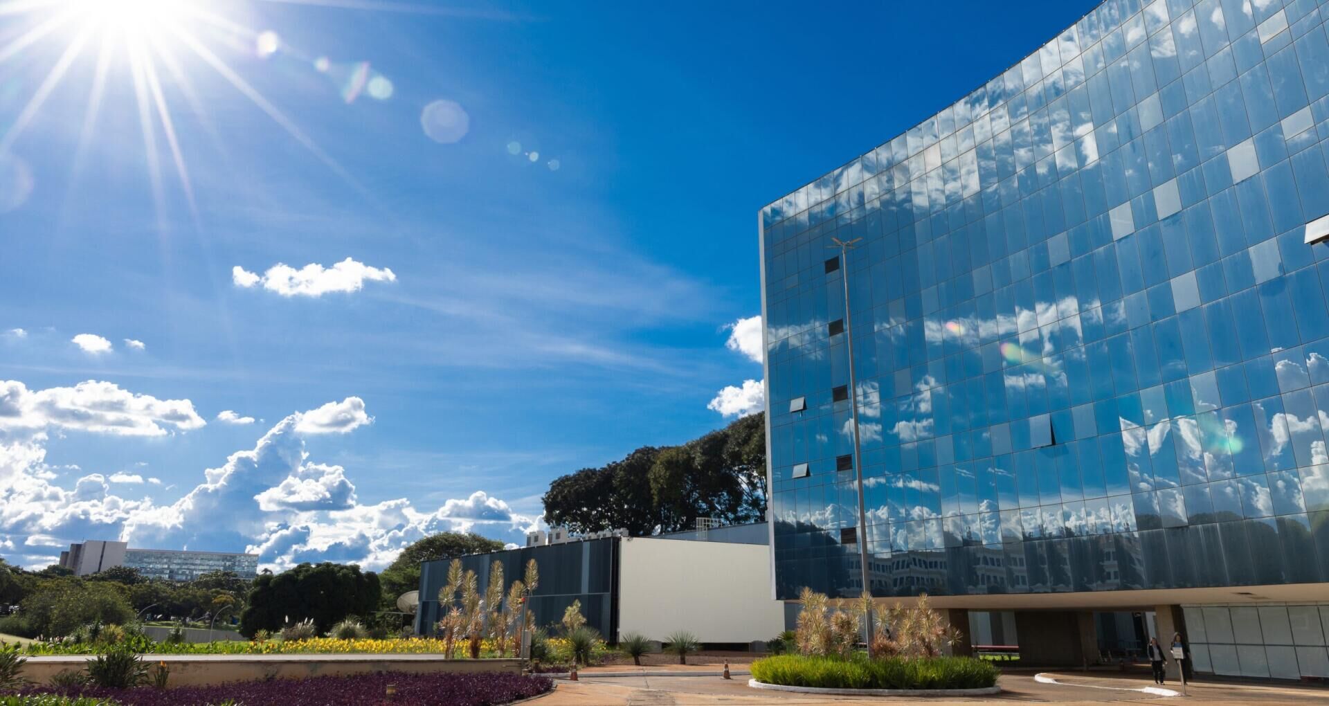 Imagem da notícia STF decide que auditores fiscais de estados e municípios devem seguir subteto salarial