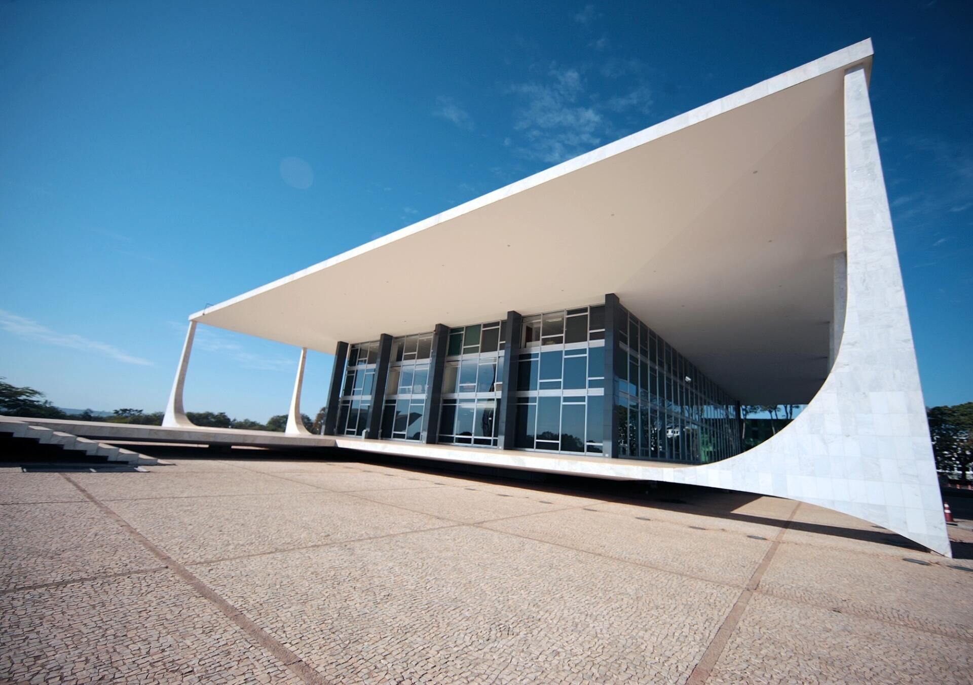 Imagem da notícia STF decide que municípios não podem usar área do imóvel para calcular alíquota do IPTU