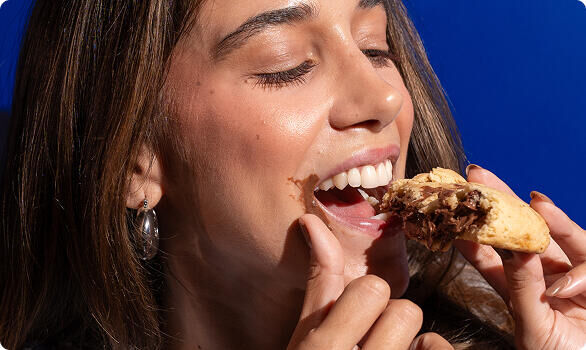 Cliente saboreando cookie American Cookies