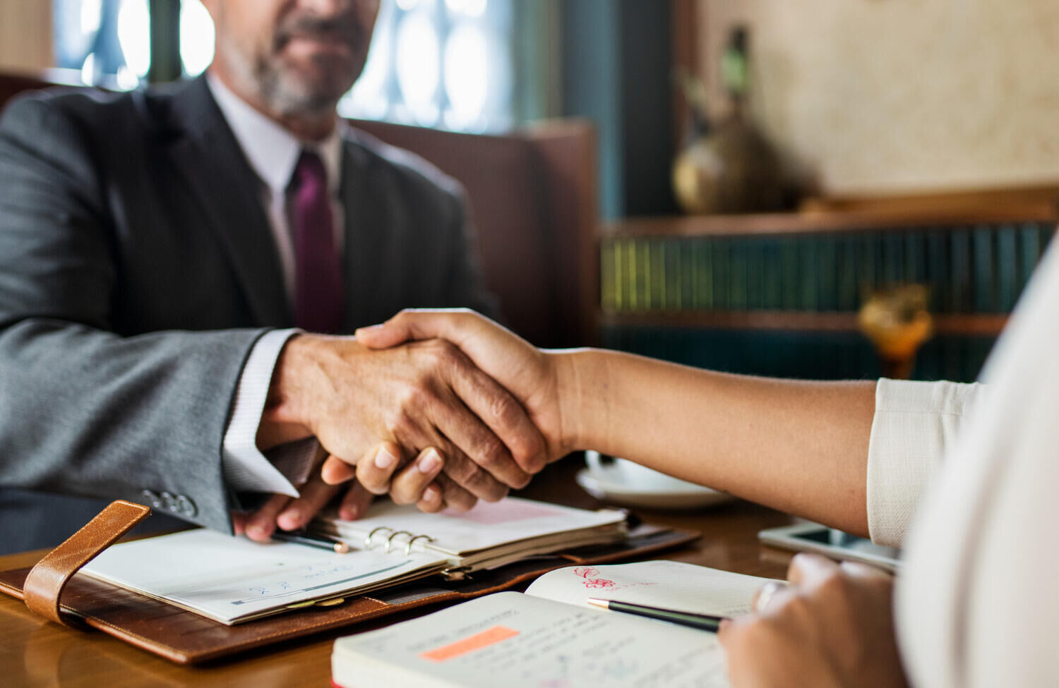 Aperto de mãos entre advogado e cliente após reunião