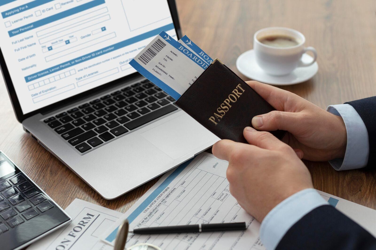 Documentação de visto: passaporte, cartão de embarque e notebook