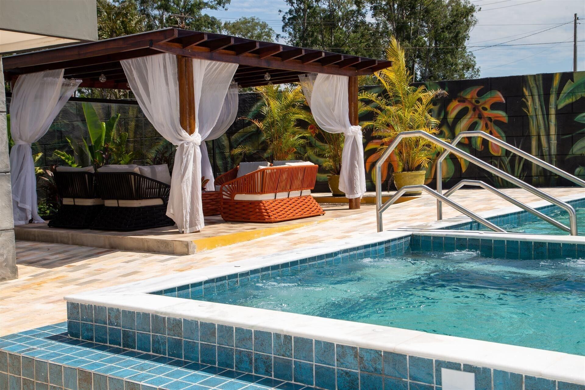 Area de lazer com piscina do Hotel Castelo Park