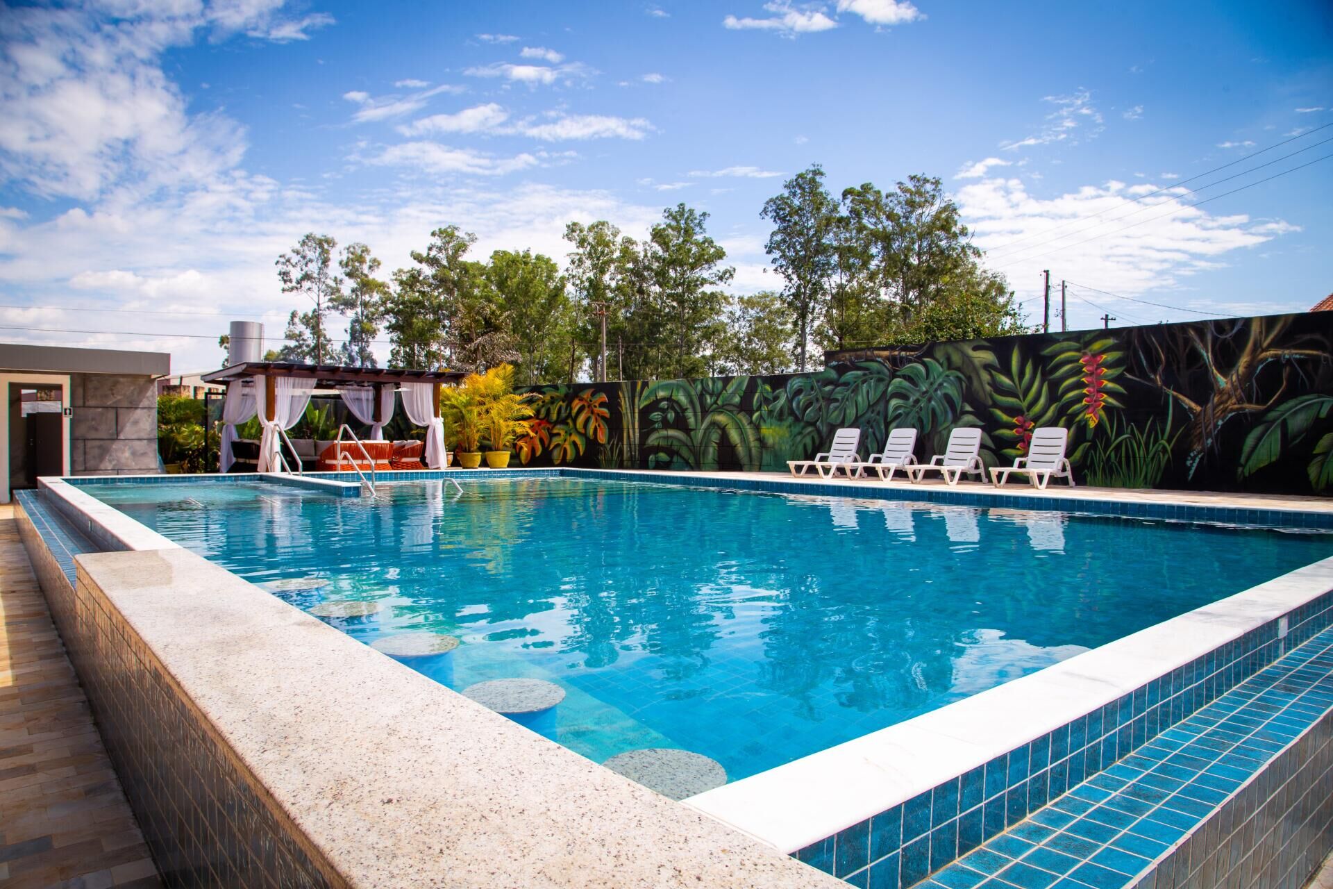 Piscinas para adultos e crianças.