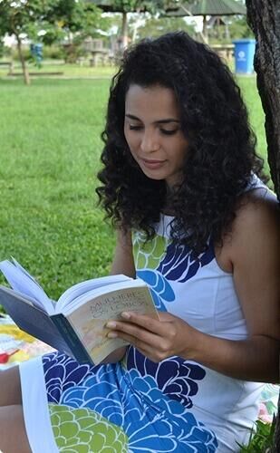 Pessoa lendo um livro ao ar livre
