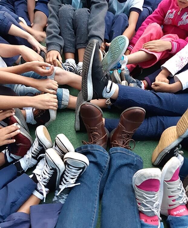 Crianças em roda com pés juntos - projeto de arte-educação