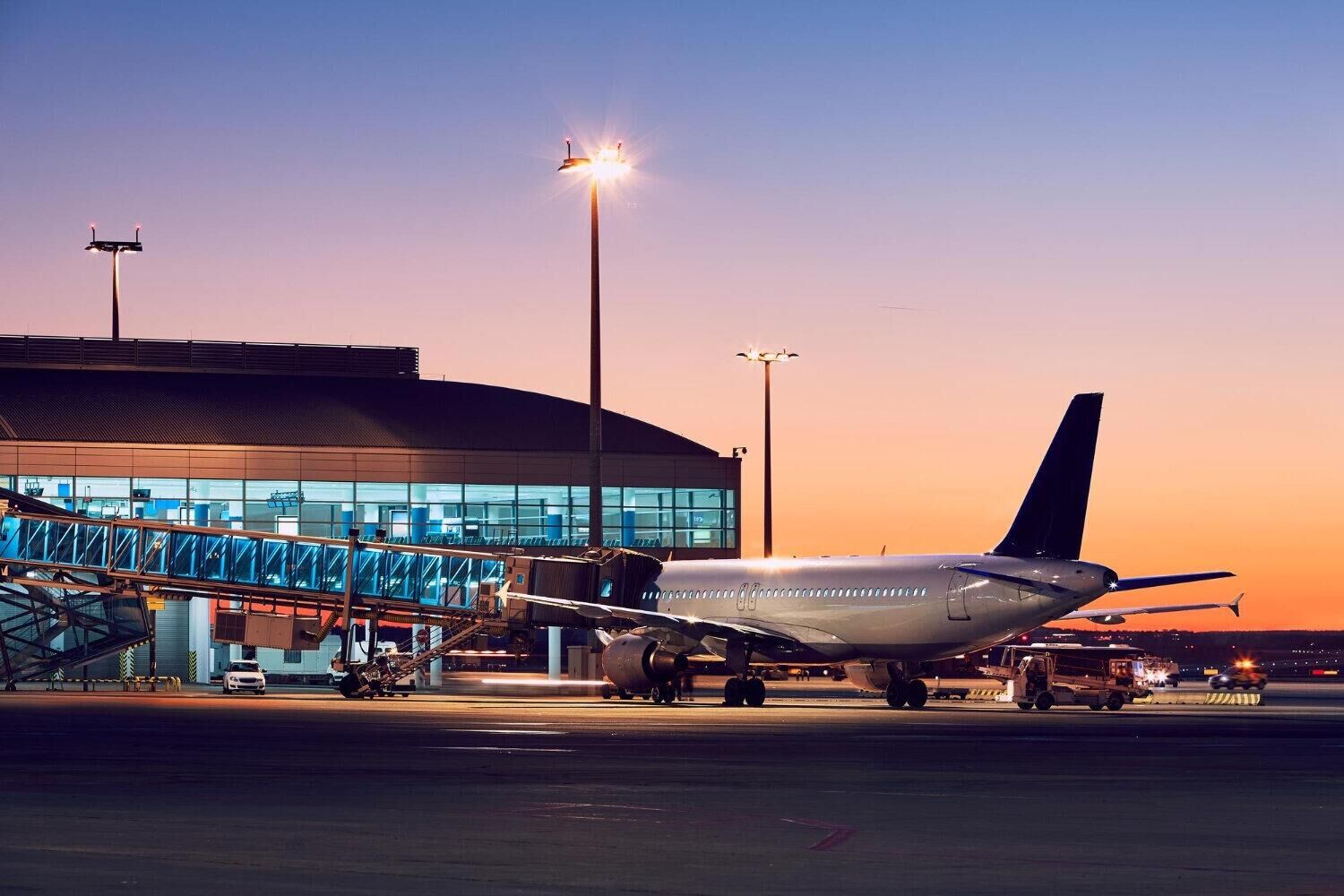 Terminal de aeroporto ao pôr do sol