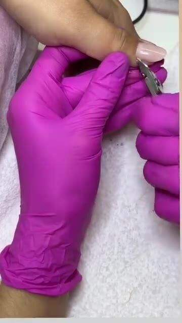 Manicure, cutícula e esmalte nude