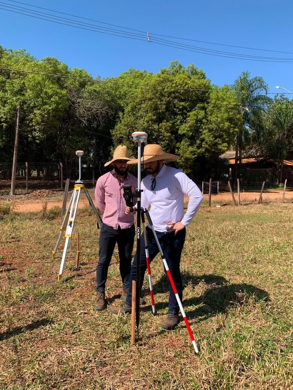 Equipe da RC Geo operando dois receptores GNSS em levantamento de área