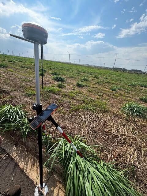 Receptor GNSS com coletora de dados acoplada durante levantamento