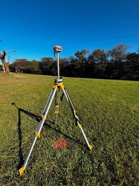Receptor GNSS sobre tripé em área aberta, primeira etapa do cálculo de volume