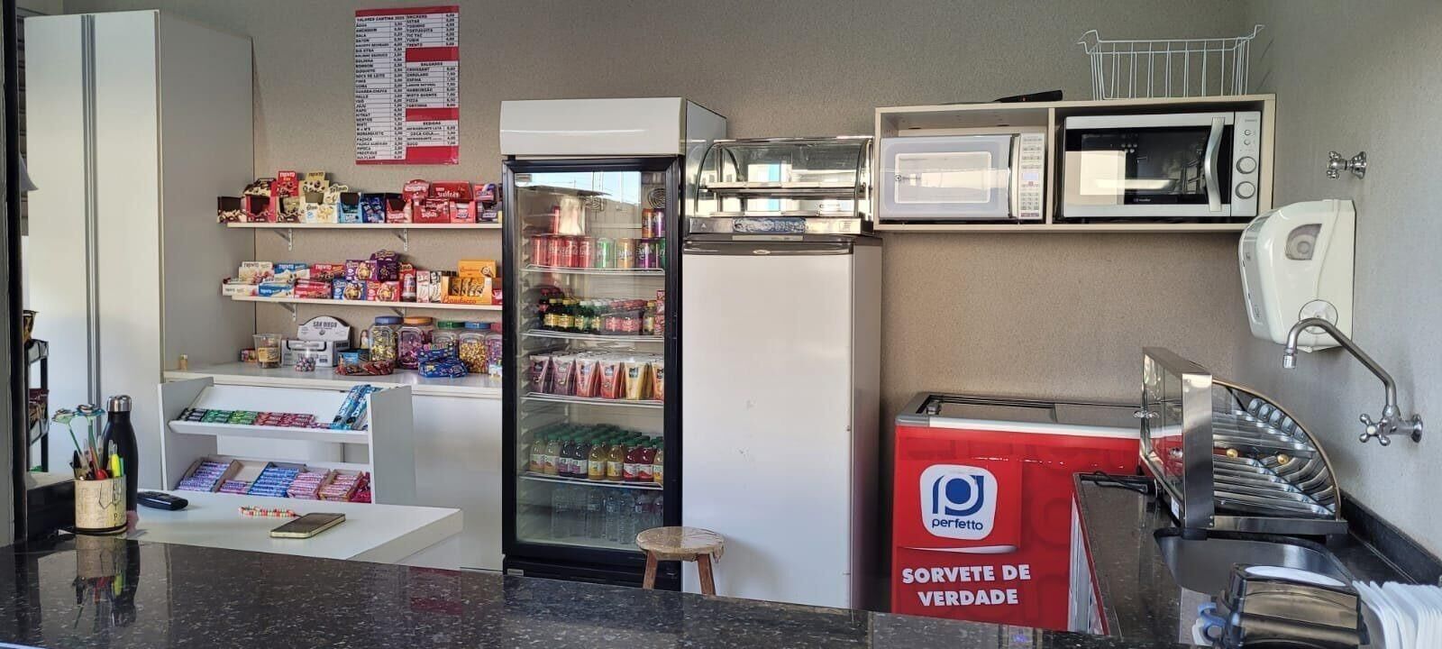 Cantina com geladeira e balcão