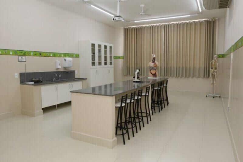 Laboratório de ciências com bancada