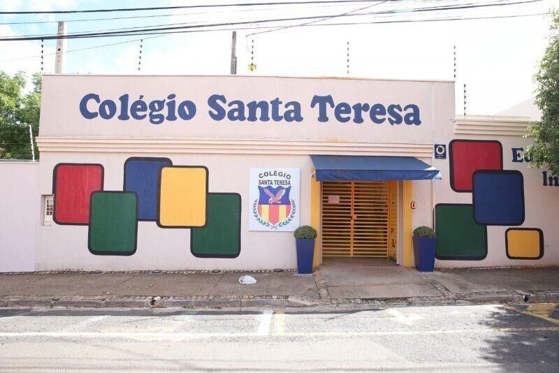 Fachada colorida do Colégio Santa Teresa