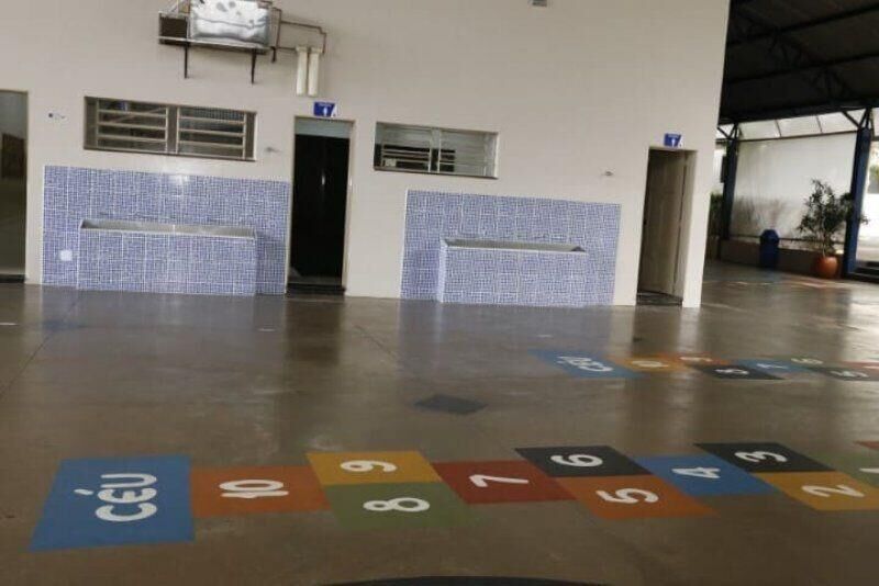 Pátio coberto com amarelinha pintada no chão