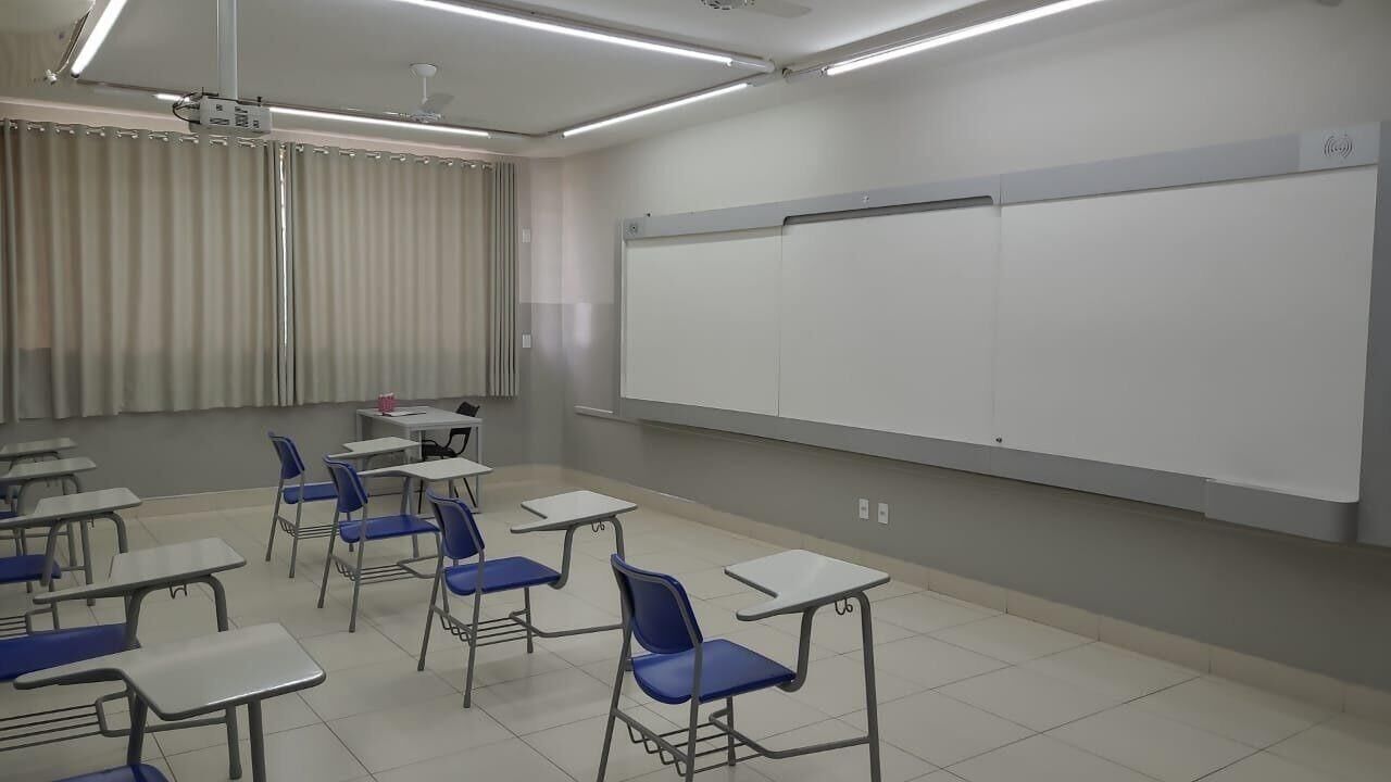 Sala de aula com carteiras