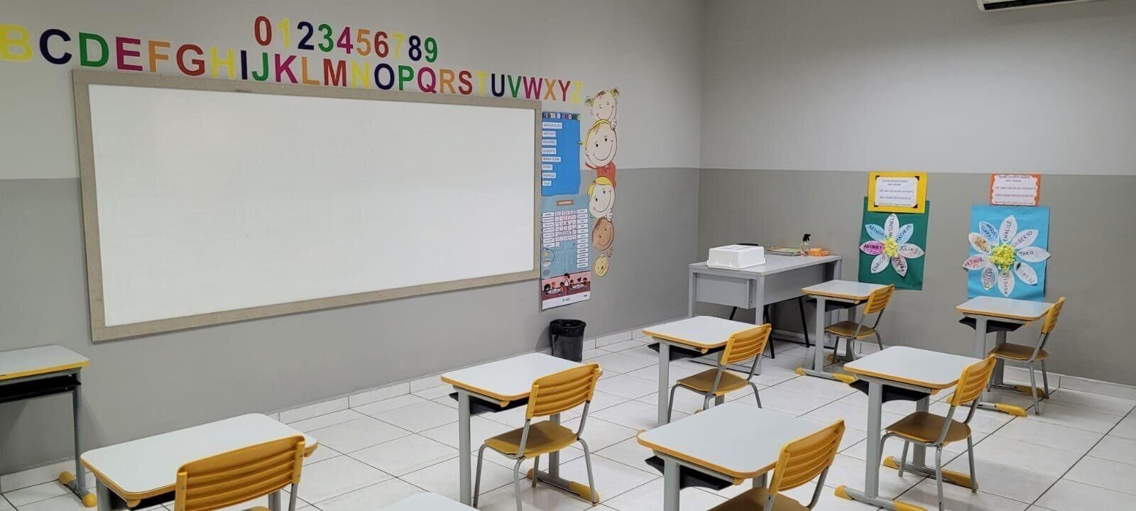 Sala da Educação Infantil com mesas coloridas