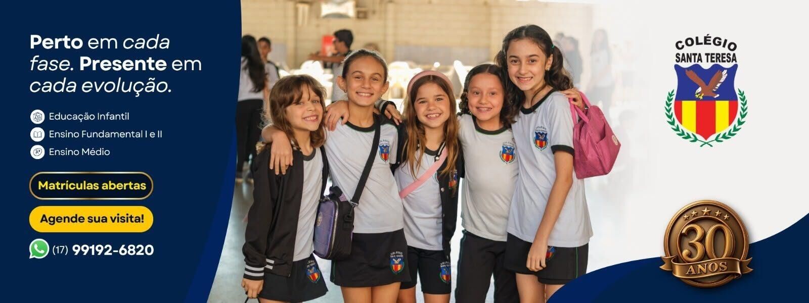 Alunas do Colégio Santa Teresa abraçadas e sorrindo. Matrículas abertas para Educação Infantil, Ensino Fundamental e Ensino Médio