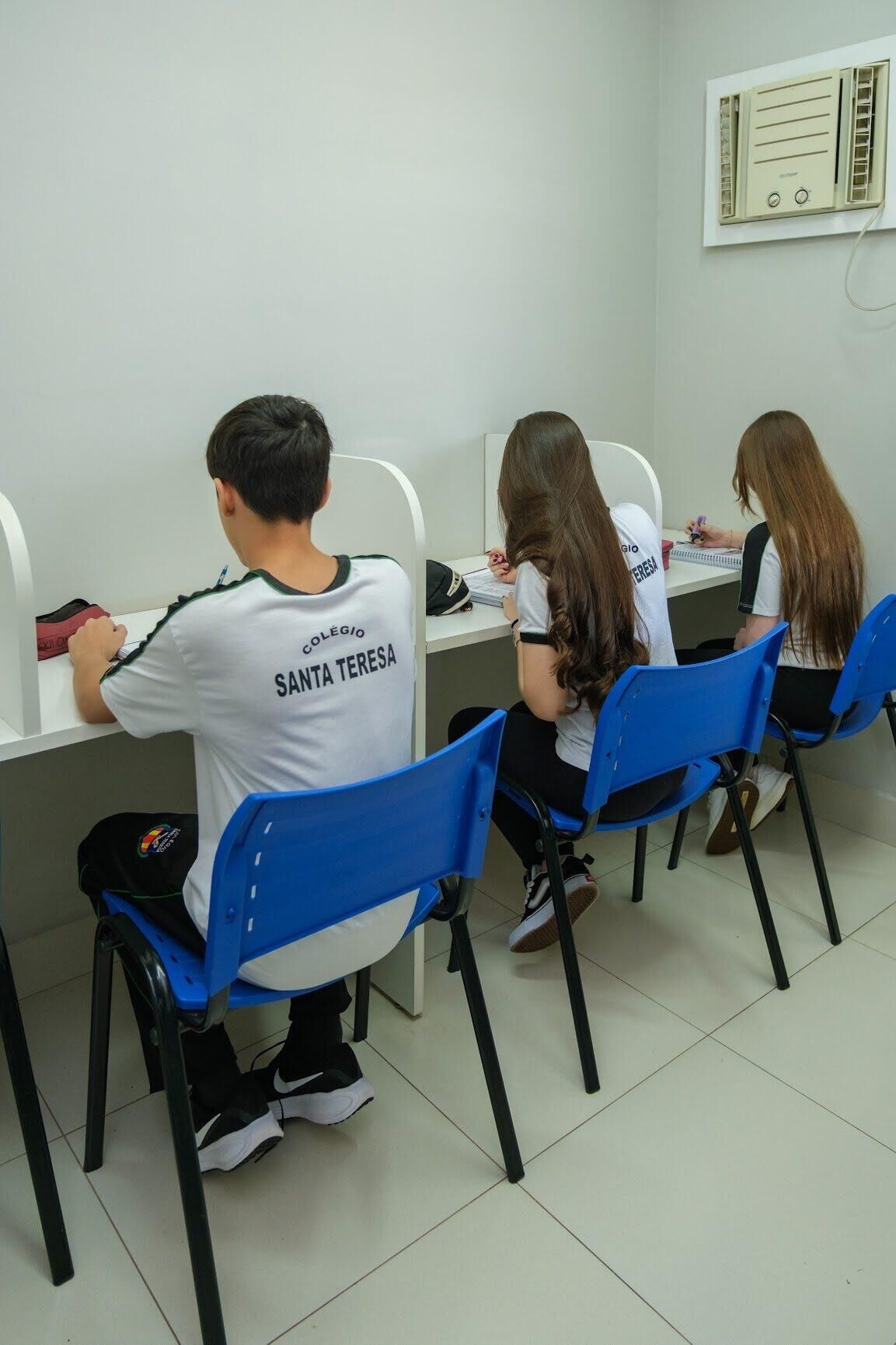 Alunos em sala de aula durante atividade