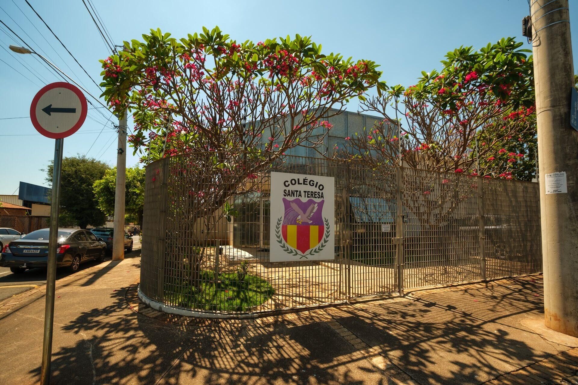 Entrada do Colégio Santa Teresa com jardim