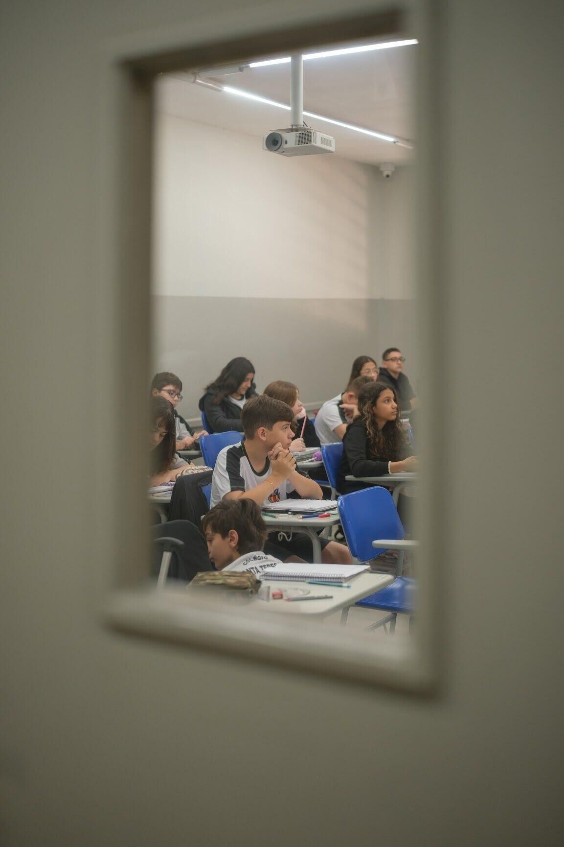 Aluno estudando em sala de aula