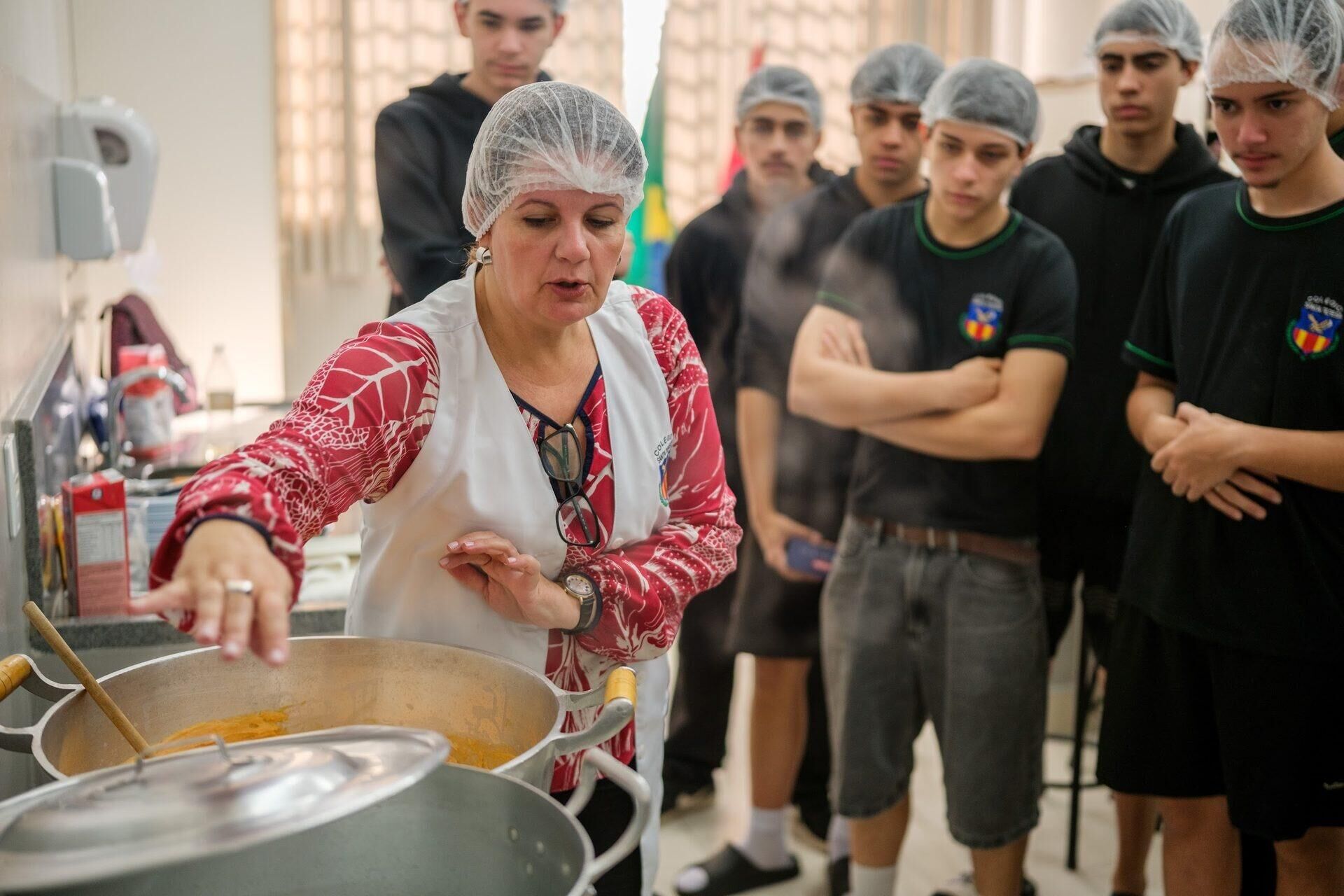 Alunos acompanhando aula prática de culinária
