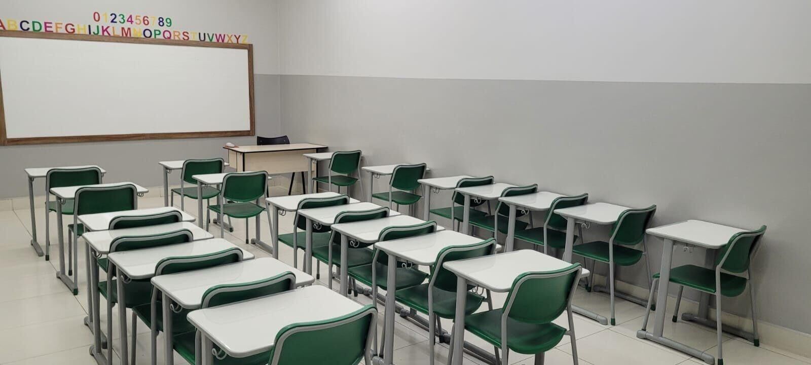 Sala de aula ampla e iluminada do Colégio Santa Teresa