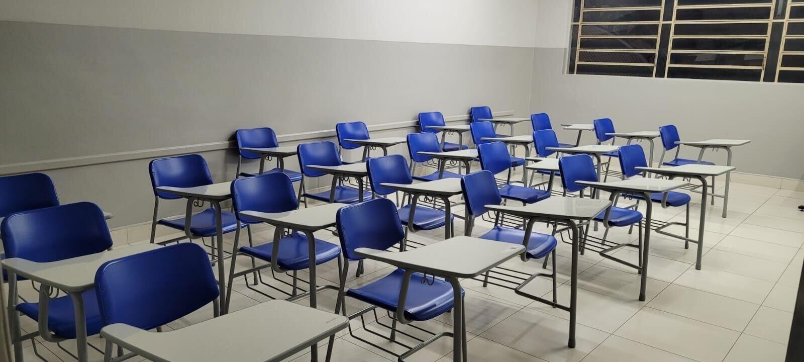 Sala de aula com carteiras azuis