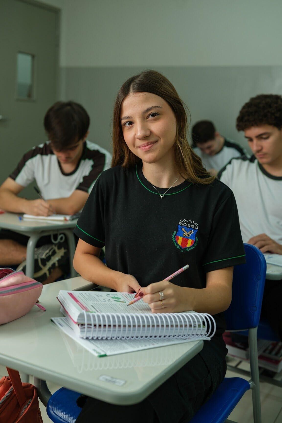 Aluna do Ensino Médio estudando em sala de aula