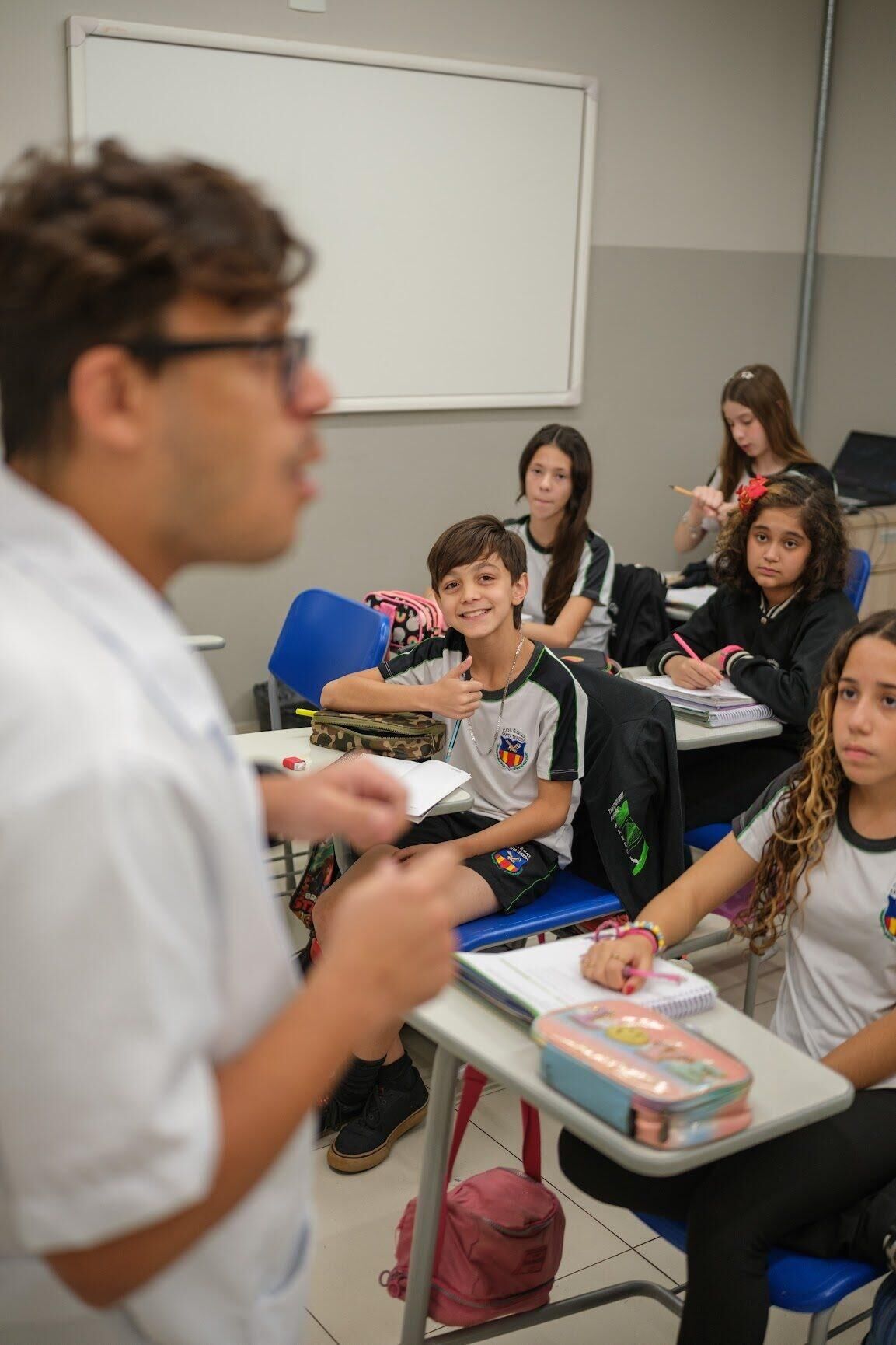 Aluno dos Anos Finais participando da aula