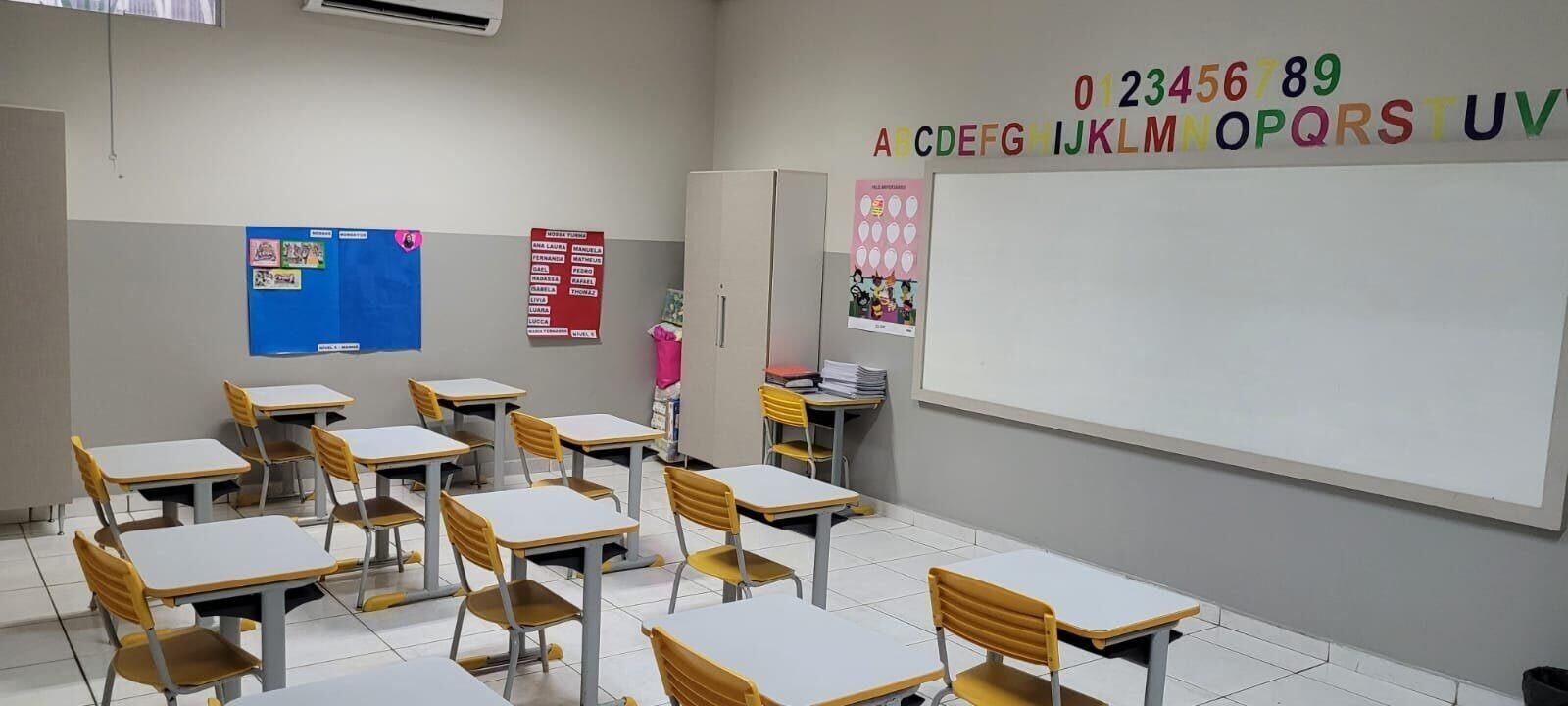 Sala da Educação Infantil com alfabeto na parede