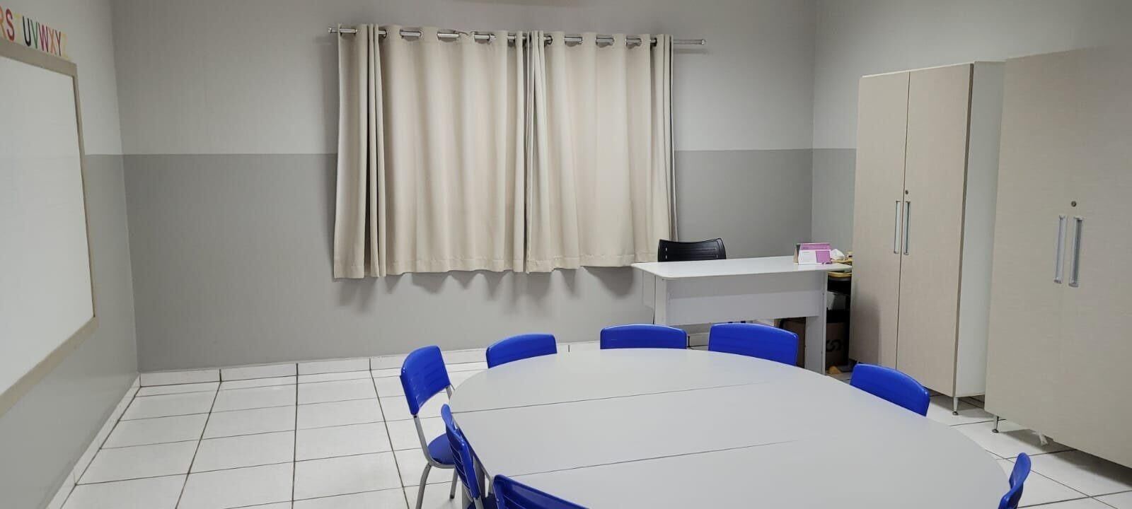 Sala multiuso com mesa redonda