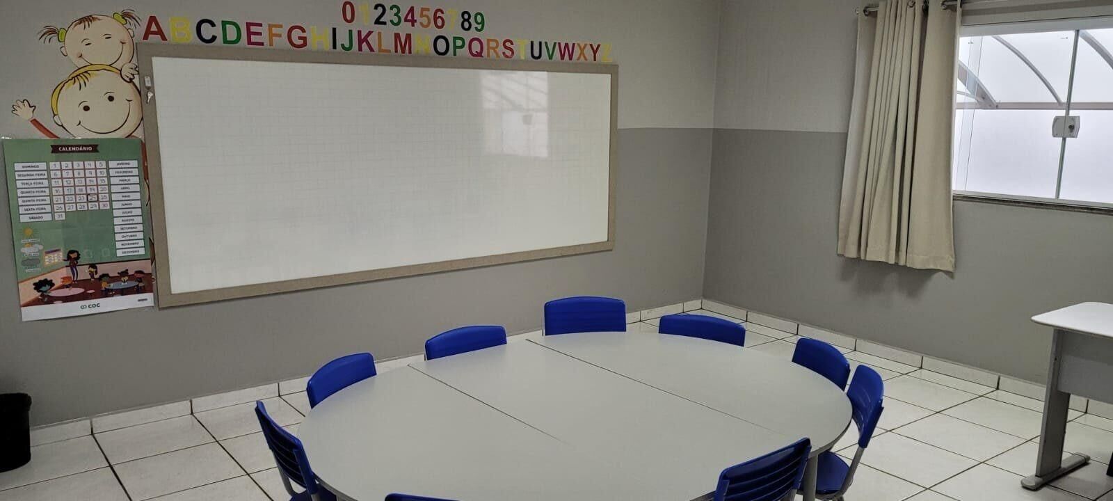 Sala da Educação Infantil organizada para roda de conversa