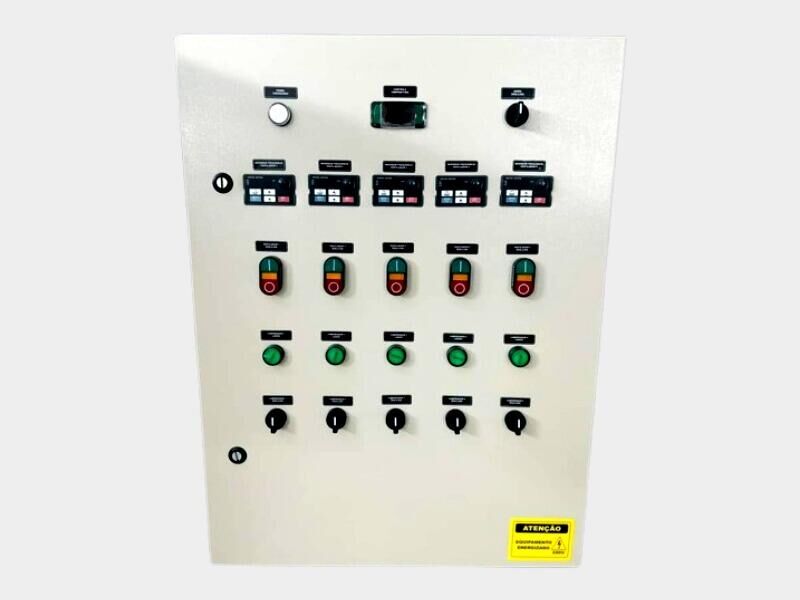 Quadro de comando com botoeiras e sinaleiros na porta