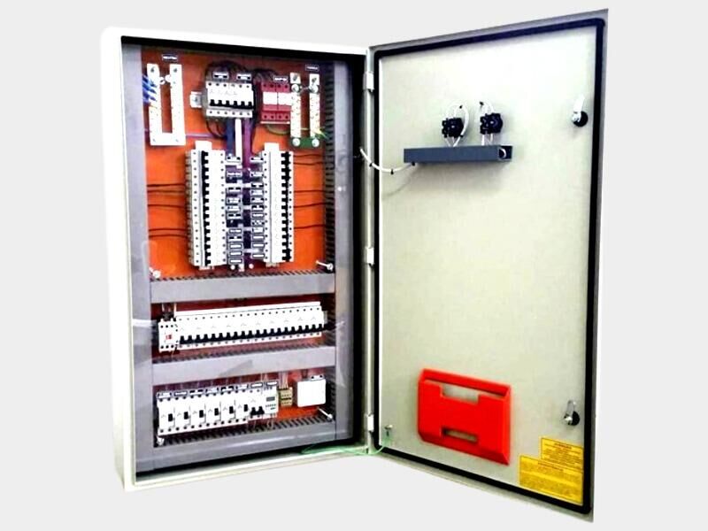 Quadro de distribuição montado pela Eletric Power, aberto, com disjuntores e barramento