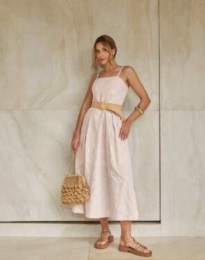 Modelo com vestido claro de alças da Fortina em ambiente de mármore