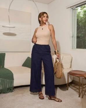 Modelo com regata nude e calça azul marinho da Fortina