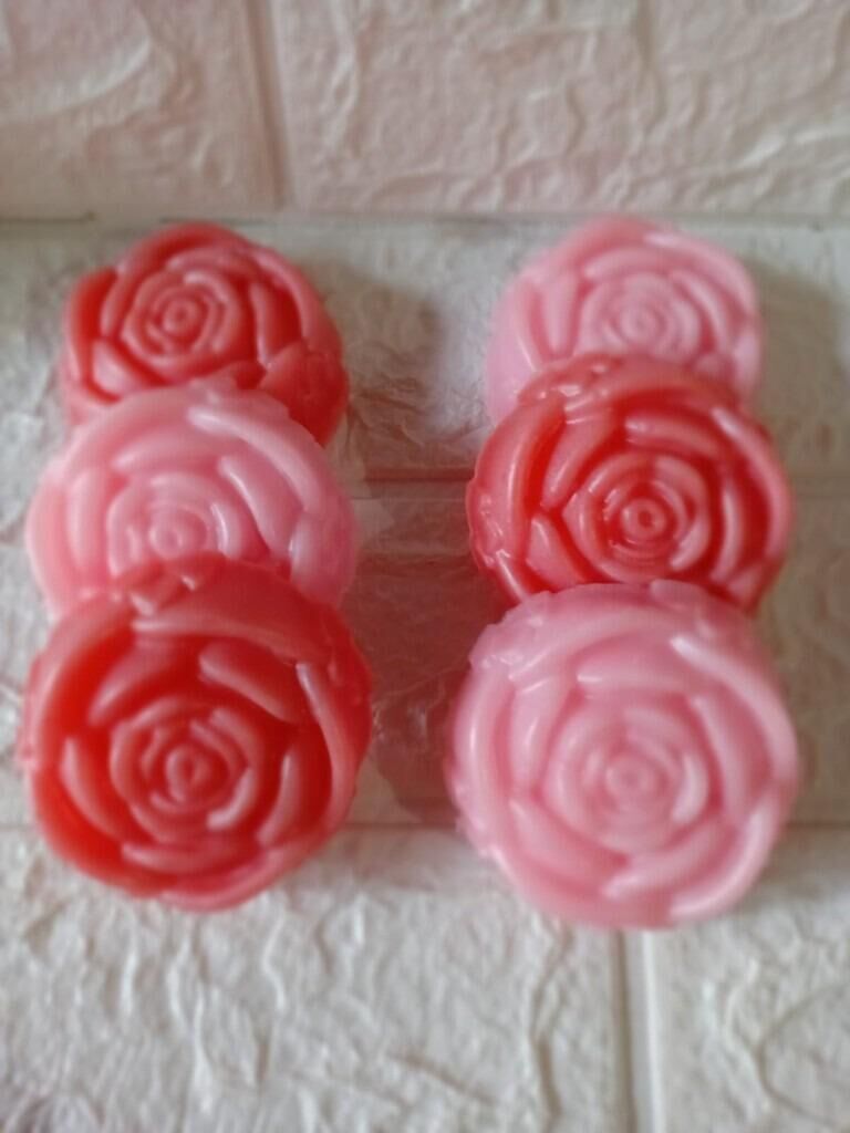 Seis sabonetes em formato de rosa, coral e rosa claro